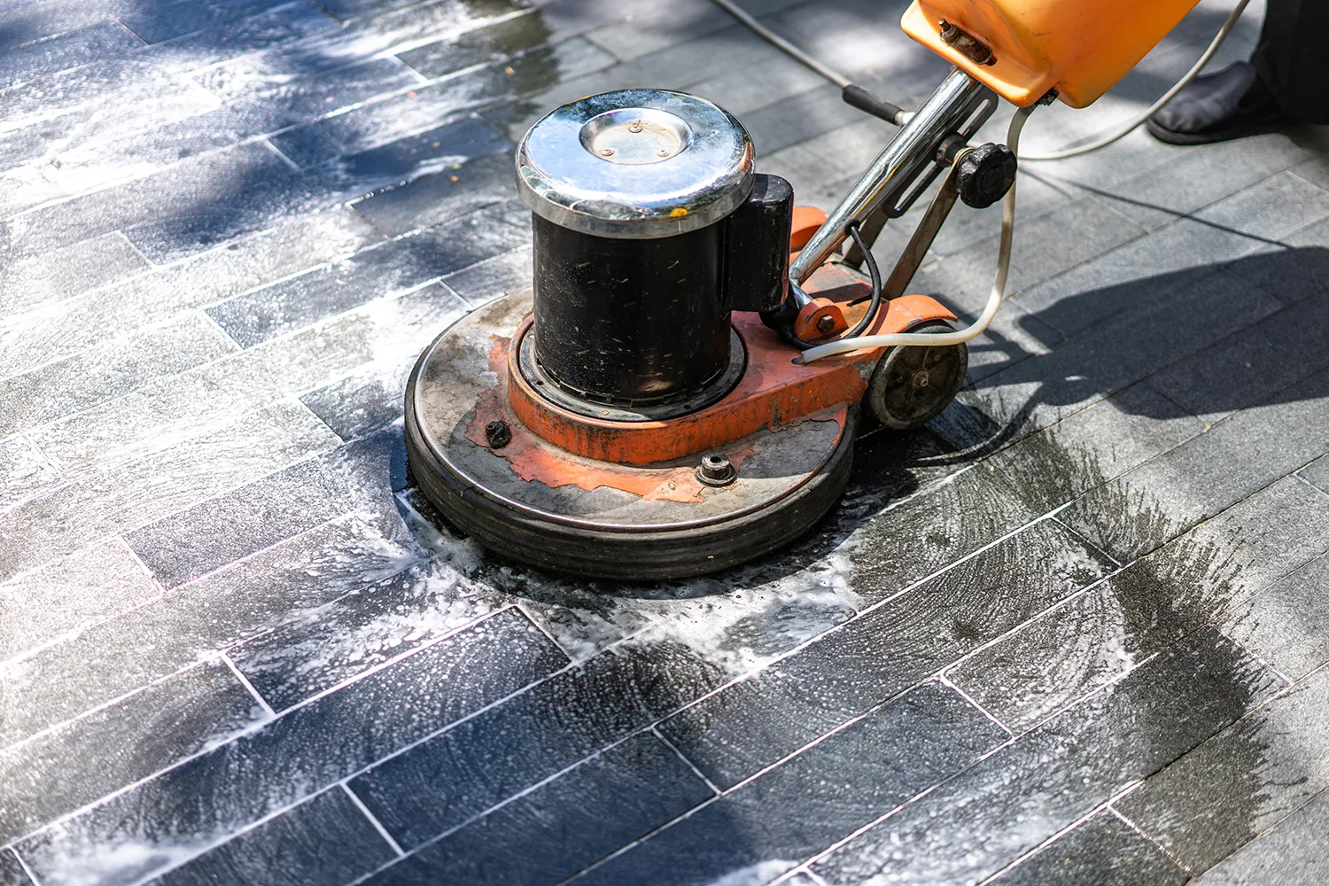 Arbeiter putzt Boden von Hanane Mierau Zaid